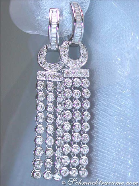 Weißgold 585 Ohrgehänge mit Brillanten, elegant und beweglich, Detailaufnahme.