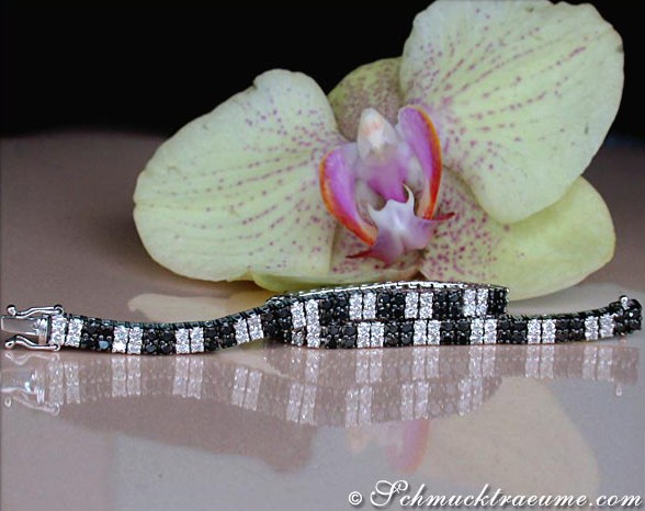 Schwarz-weißes Diamant-Armband mit Orchidee im Hintergrund