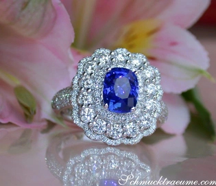 Weißgoldring mit Saphir und Diamanten, Detailaufnahme, floraler Hintergrund