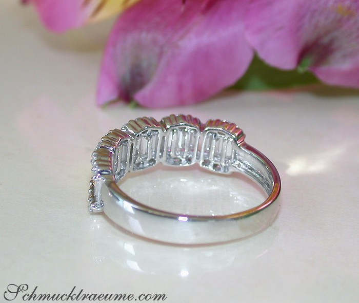 Weißgold-Ring mit Baguette-Diamanten vor Blüte