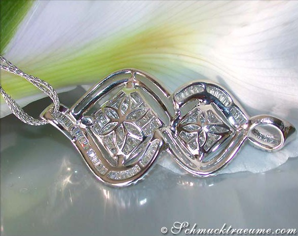 Silberner Diamantanhänger mit Princess-, Baguette- und Brillantschliff, Detailaufnahme
