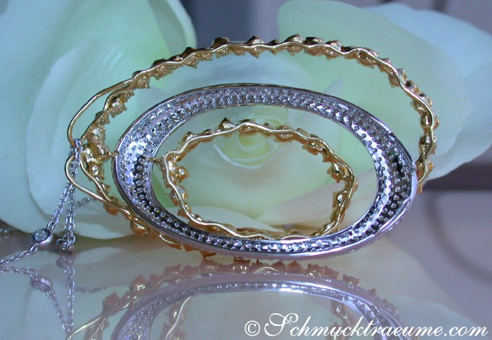 Goldener Diamantanhänger mit feinen Details und Halskette