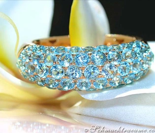 Edler Blautopas Pavé Ring, goldene Verarbeitung, detaillierte Ansicht, elegant und farbenfroh.