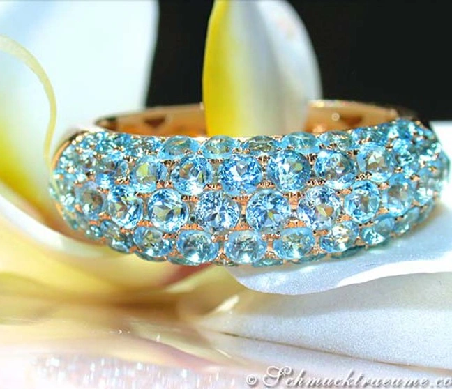 Edler Blautopas Pavé Ring, goldene Verarbeitung, detaillierte Ansicht, elegant und farbenfroh. Edler Blautopas Pavé Ring, goldene Verarbeitung, detaillierte Ansicht, elegant und farbenfroh.