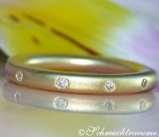 Goldener Brillanten-Ring im Sternenhimmel-Design mit Diamanten, glänzende Oberfläche, Detailaufnahme