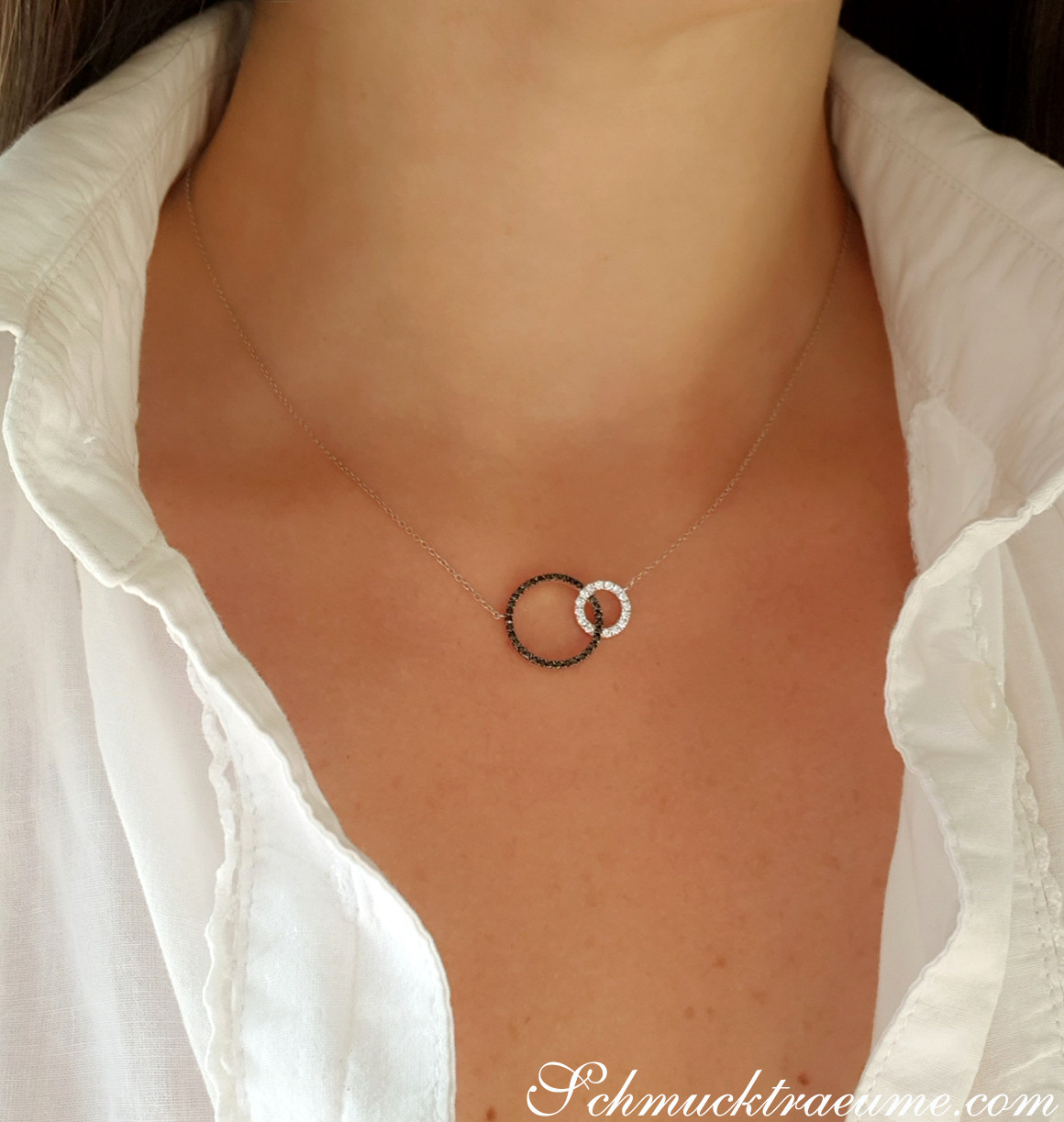 Klassisches Halsband mit schwarzen & weißen Diamanten im Kreis, getragen unter weißer Bluse