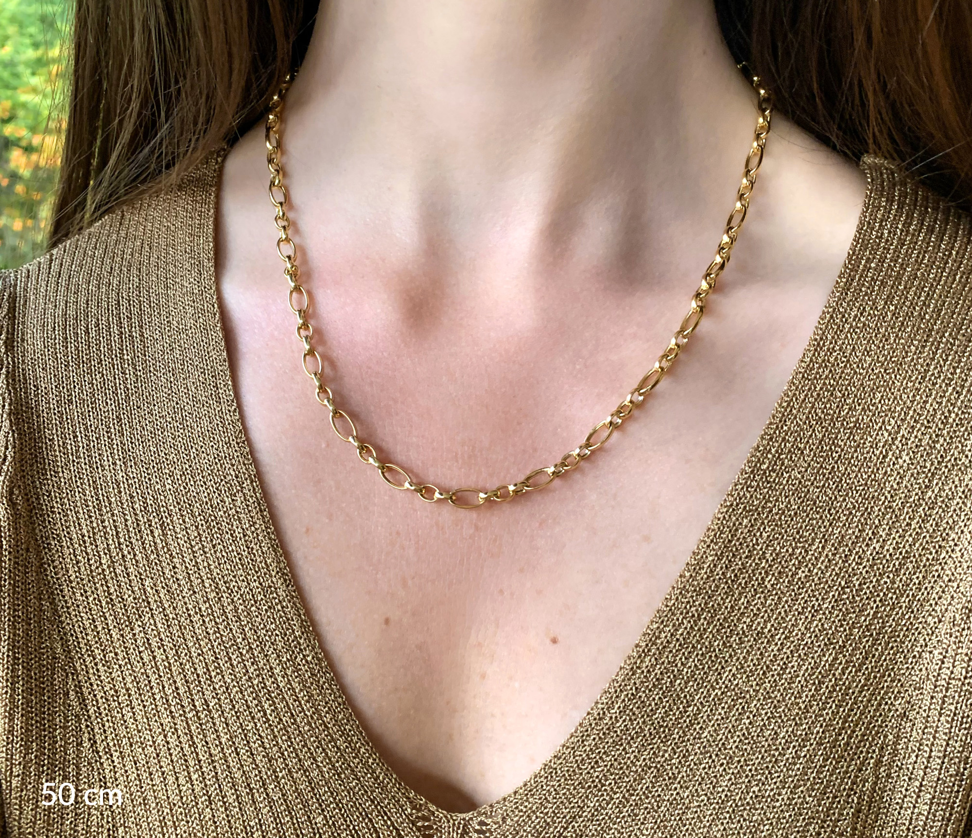 Goldfarbenes Gliedercollier aus Gelbgold 585, detaillierte Ansicht, getragen auf Hals