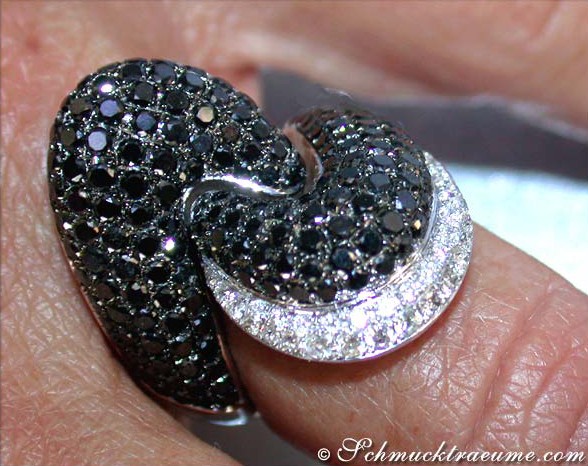 Schwarz-weiß Diamant-Ring in Herzform, groß, detailreich, auf Handfinger.