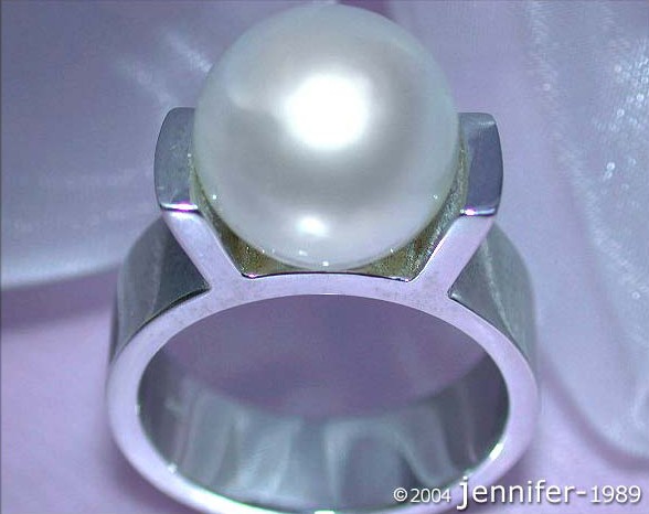 Detailansicht des Südseeperle-Rings in Weißgold 585, klarer Fokus auf Perle und Ringband