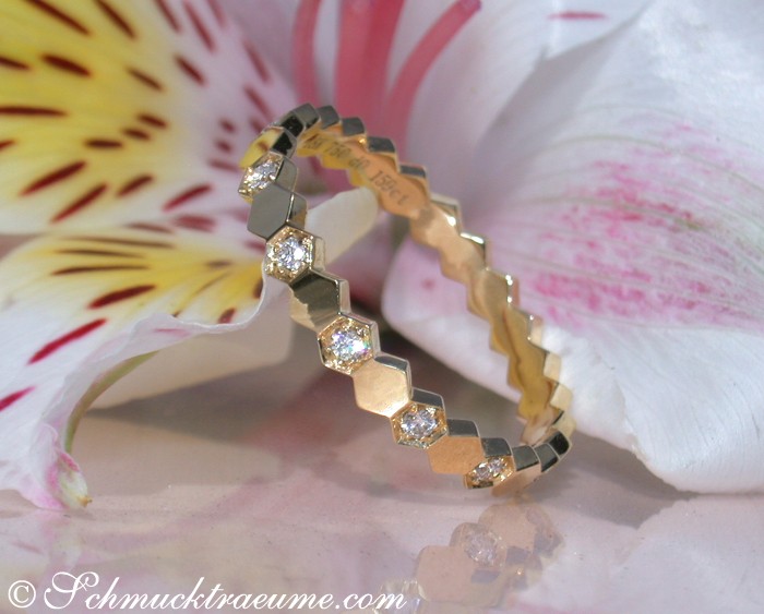 Gelbgold 750 Ring mit Hexagon-Diamanten, Detailaufnahme, elegant und minimalistisch.