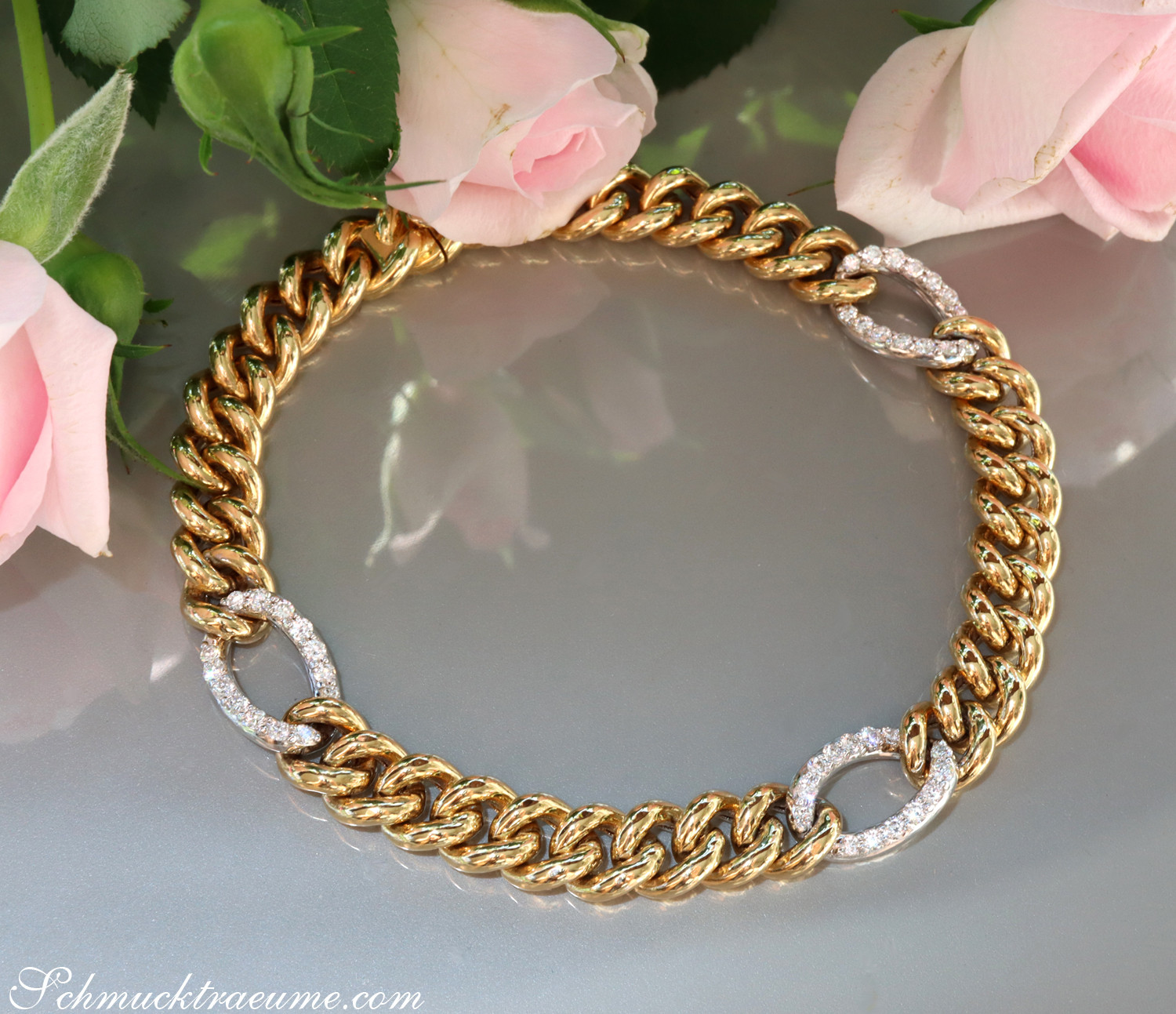 Goldene Panzerarmband mit Brillanten, Rosen im Hintergrund
