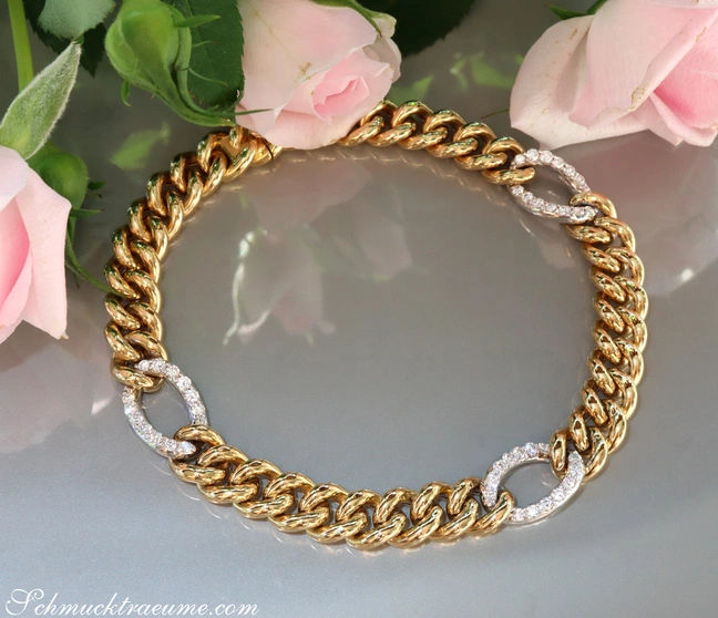 Goldene Panzerarmband mit Brillanten, Rosen im Hintergrund Goldene Panzerarmband mit Brillanten, Rosen im Hintergrund