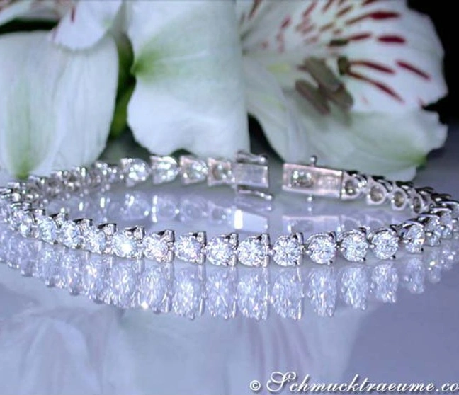 Weißgold 750 Armband mit Diamanten auf Blumenhintergrund Weißgold 750 Armband mit Diamanten auf Blumenhintergrund