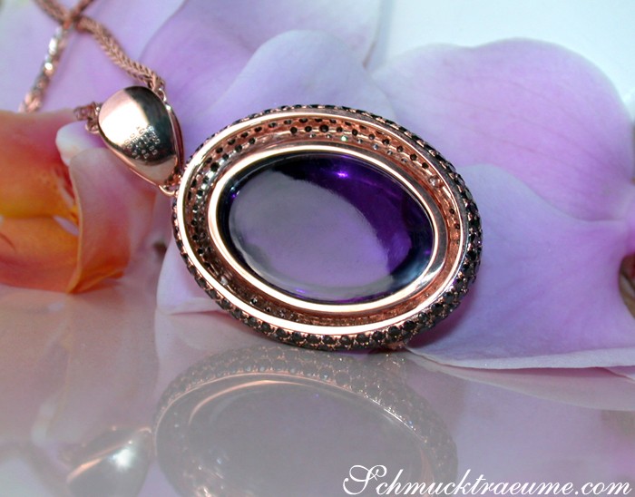 Roségold-Anhänger mit Amethyst und Diamanten auf Rosenblüte