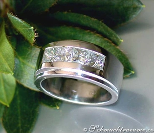 Silberner Diamantring mit Gravur, Blätter im Hintergrund