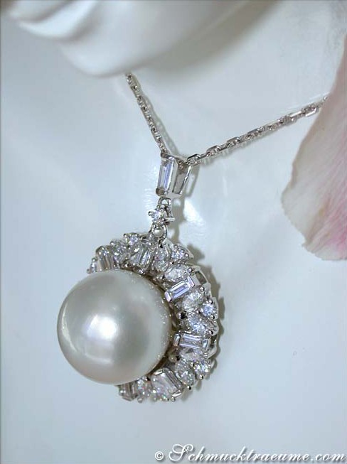 Weißgold-Anhänger mit Südseeperle und Diamanten, Detailaufnahme, elegant und exklusiv