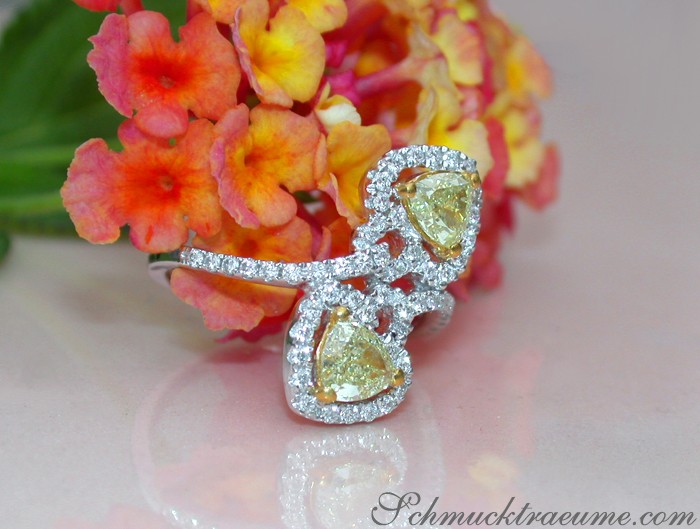 Herzring mit gelben Diamanten und Brillanten in Weißgold, Detailaufnahme.