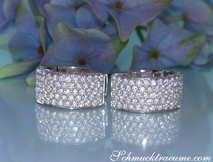 Weißgold 750 Ohrringe mit Brillanten, Blütenhintergrund