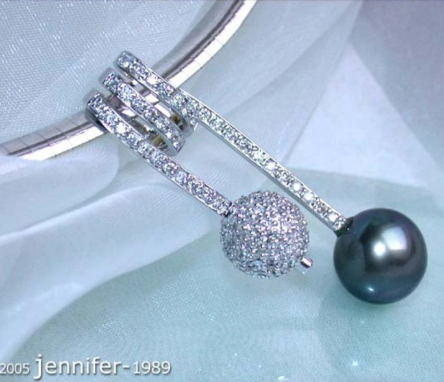 Weißgold-Anhänger mit Tahitiperle und Brillanten-Pavé-Kugel, Detailaufnahme auf weißem Tuch. Weißgold-Anhänger mit Tahitiperle und Brillanten-Pavé-Kugel, Detailaufnahme auf weißem Tuch.