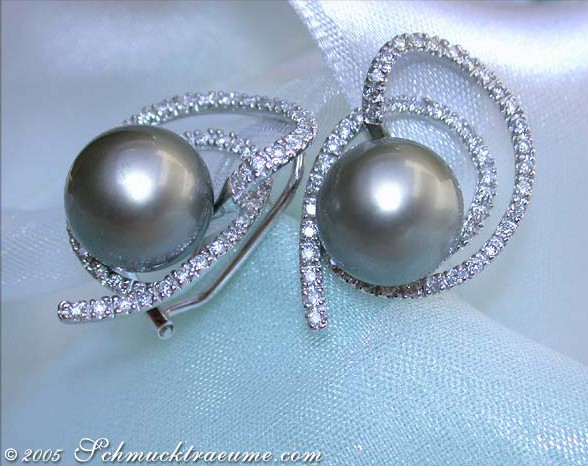 Verspielte Tahitiperlen-Brillanten-Ohrstecker mit 0.800 Karat, Perlendurchmesser 10-11 mm, in Weißgold 750.