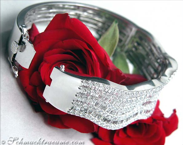 Diamant-Armreif mit 11,66 ct. Diamanten in Weißgold 750