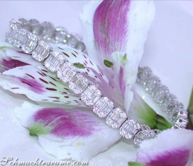 Diamantenarmband mit Baguette-Diamanten auf Blütenblättern Diamantenarmband mit Baguette-Diamanten auf Blütenblättern