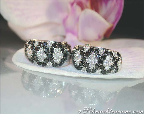 Weißgold-Ohrstecker mit schwarzen und weißen Diamanten im Rauten-Design, Detailaufnahme.