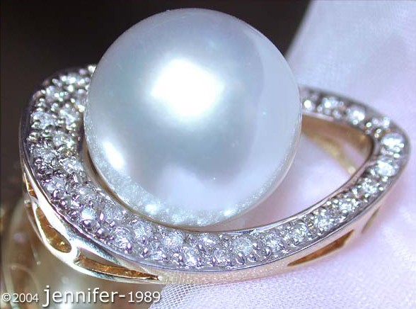 Goldener Anhänger mit großen Südseeperle und Diamanten im Mikimoto-Stil