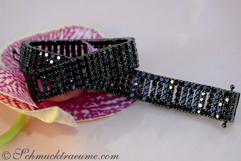 Schwarzrhodiniertes Armband mit 410 Diamanten auf Orchideenblüte