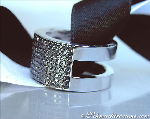 Detailansicht des schwarz-diamantbesetzten Bandrings mit schlichter Silhouette und elegantem Design.
