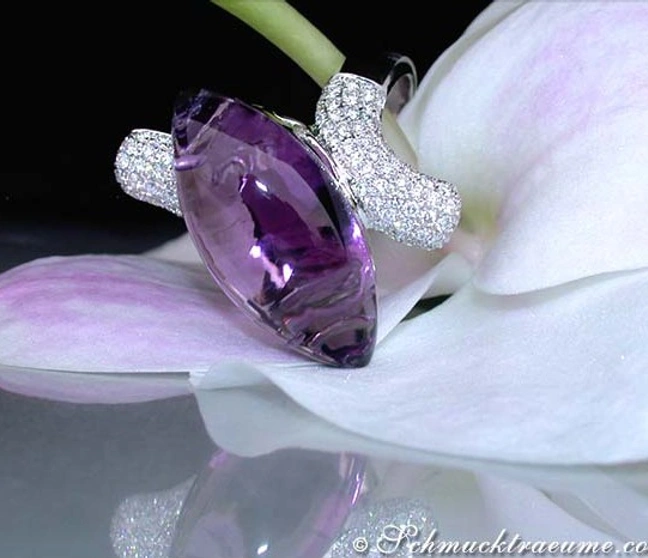 Weißgold-Ring mit Amethyst und Brillanten auf Orchidee Weißgold-Ring mit Amethyst und Brillanten auf Orchidee