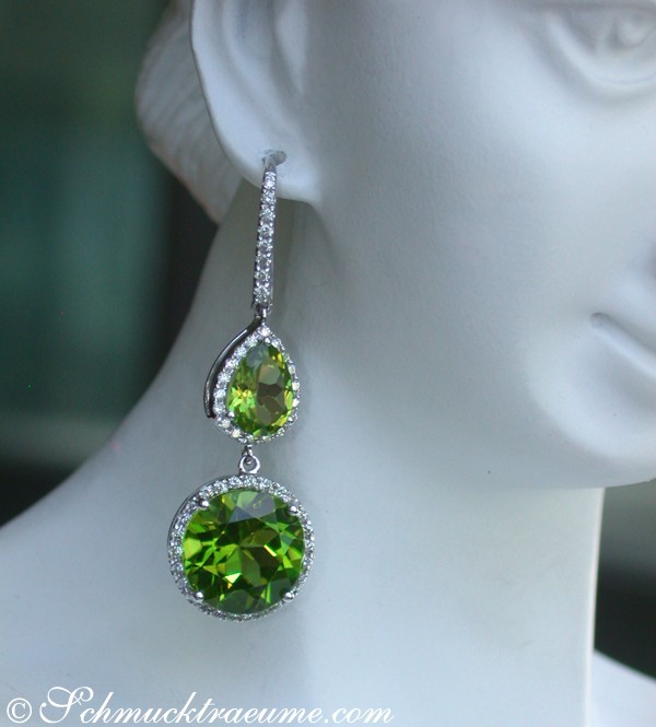 Peridot-Ohrhänger mit Brillanten in Weißgold 750, Detailaufnahme, elegant, lang, grün, funkelnd