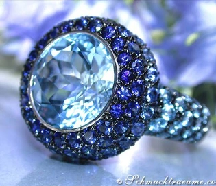 Weißgoldring mit blauem Zentraledelstein und umlaufenden Saphiren, Detailaufnahme.