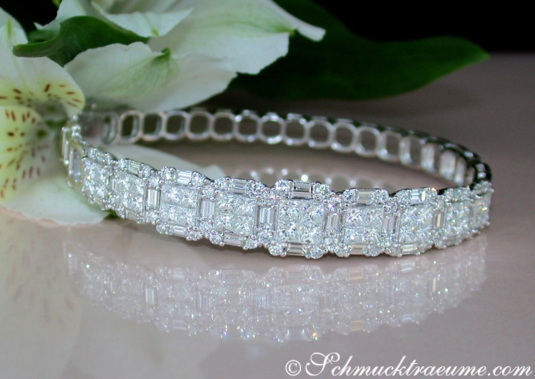 Prinzess- und Baguette-Diamant-Armreif aus Weißgold 750, detailreich, auf Blütenblatt platziert