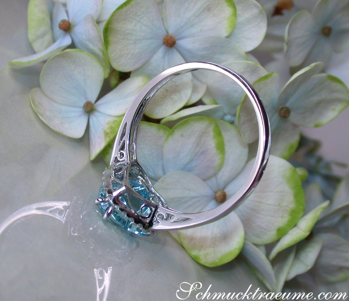 Silberner Herzring mit Aquamarin und Diamanten auf Hortensieblüten