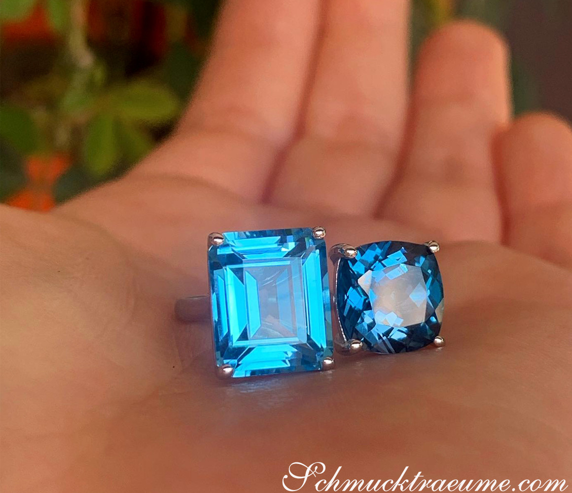 Klassischer Blautopas-Ring auf Handfläche, Detailaufnahme