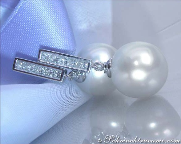 Weißgold 750 Ohrstecker mit 10-11 mm Perlen und Diamanten, Detailaufnahme