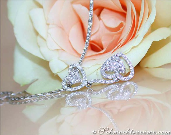 Herz-Anhänger mit Princess-Diamanten auf Kettenhalsband, detailreiches Design