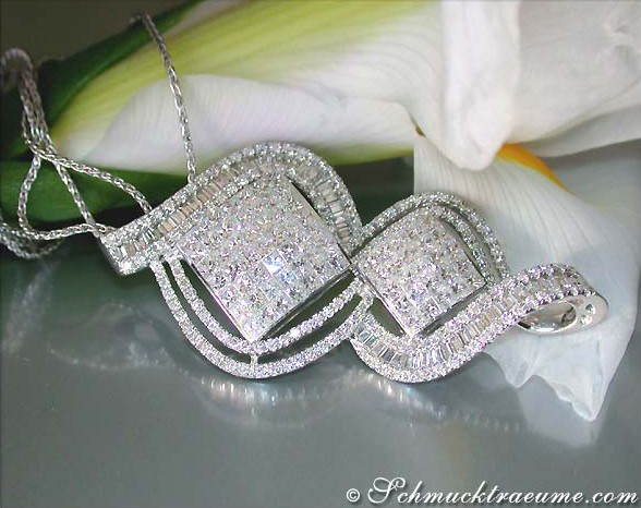 Detailansicht des Diamanten Anhängers mit Princess, Baguette & Brillant Schliff in Weißgold 750