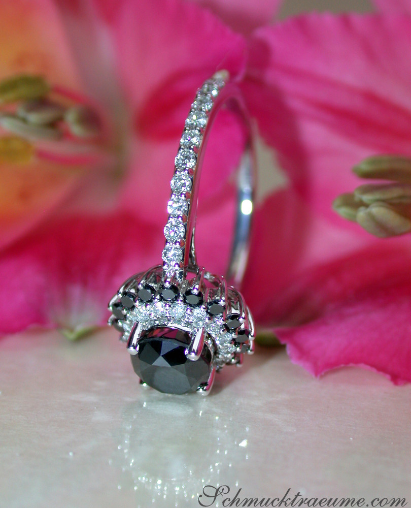 Schwarzer Diamant Solitär-Ring in Weißgold mit Blumenhintergrund