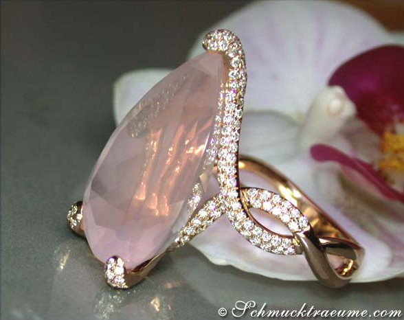Rosenquarz-Tropfen-Ring mit Brillanten auf Orchidee, Roségold 750, warmes Licht, detailreich