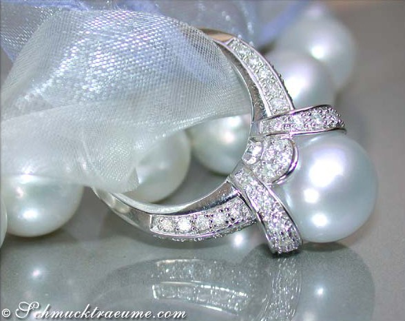 Weißgold-Südseeperlen-Ring mit Brillanten im Kragen-Design