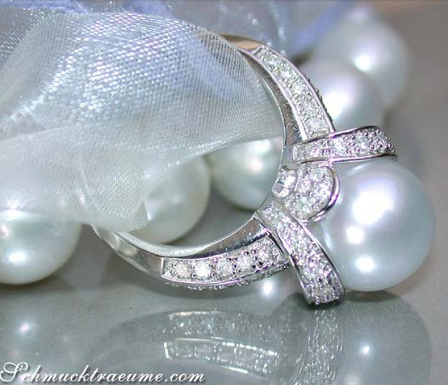 Weißgold-Südseeperlen-Ring mit Brillanten im Kragen-Design Weißgold-Südseeperlen-Ring mit Brillanten im Kragen-Design