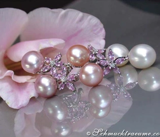 Pastellfarbene Süßwasserperlen Ohrgehänge mit Saphiren, detailreich auf Blüte präsentiert