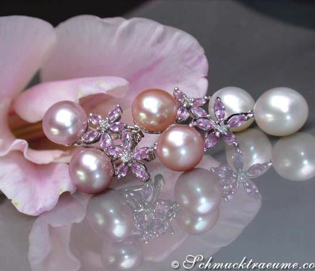 Pastellfarbene Süßwasserperlen Ohrgehänge mit Saphiren, detailreich auf Blüte präsentiert Pastellfarbene Süßwasserperlen Ohrgehänge mit Saphiren, detailreich auf Blüte präsentiert