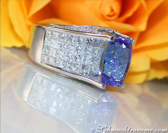 Detailansicht des Tansanit-Rings mit Prinzessschliff-Diamanten in Weißgold