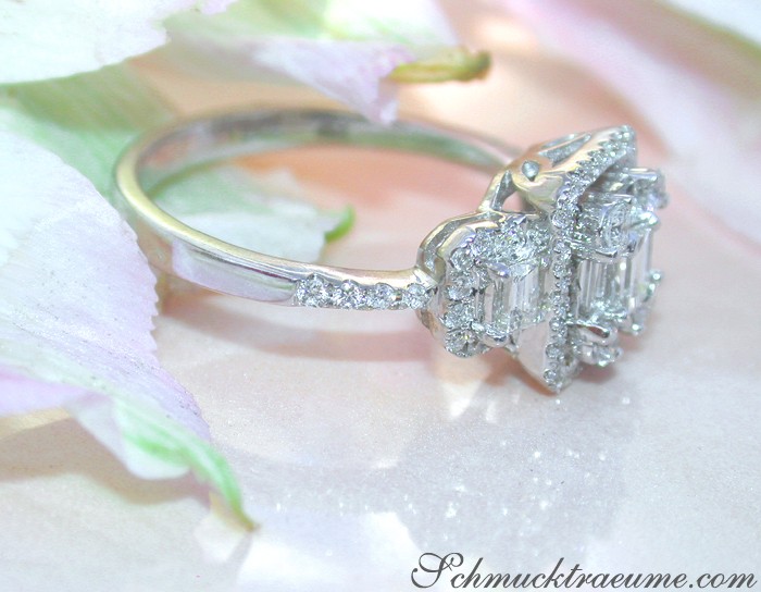 Detailaufnahme des eleganten Diamant-Carré-Rings in Weißgold 750