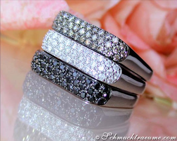 Ringsatz mit braunen Diamanten, Detailaufnahme, elegant auf Rosenblüten gestellt