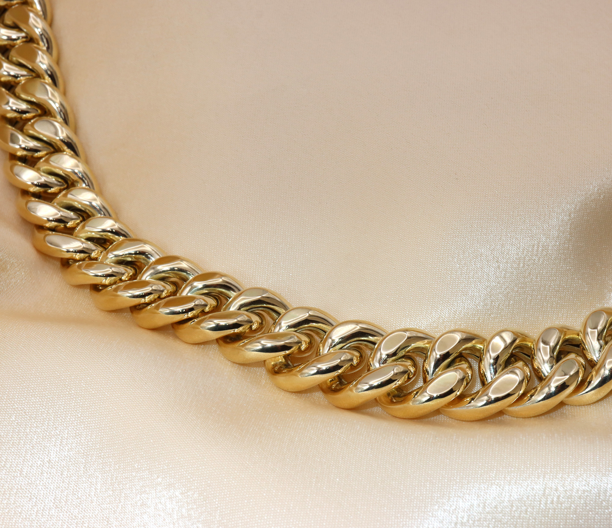 Goldene Panzerkette in 585er Gelbgold, glänzend, Detailaufnahme