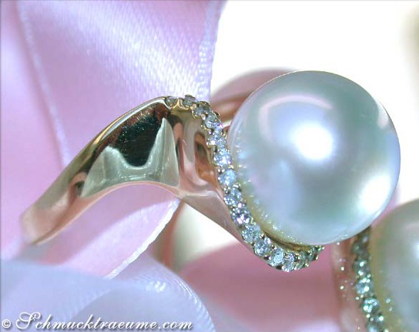 Detailaufnahme des Südseeperlen-Rings mit Brillantenkragen in Gelbgold 585.